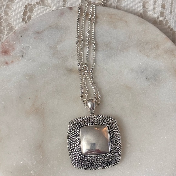 Jewelry - Elegant Silver Pendant Necklace